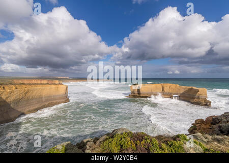 Schöne Sicht auf die großen Felsen die Bäcker Ofen an einem windigen Tag genannt, Great Ocean Road, Australien Stockfoto