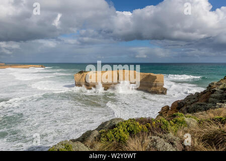 Schöne Sicht auf die großen Felsen die Bäcker Ofen an einem windigen Tag genannt, Great Ocean Road, Australien Stockfoto