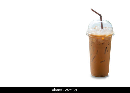 Eiskaffee in einem Kunststoff Glas auf einen weißen Hintergrund mit Freistellungspfaden. Stockfoto
