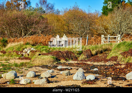 Holzbank an der Seite des Loch Sunart Stockfoto