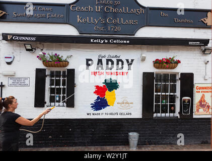 Irland, Nord, Belfast, Außen von Kellys Keller öffentliche Bar in Bank Platz. Stockfoto