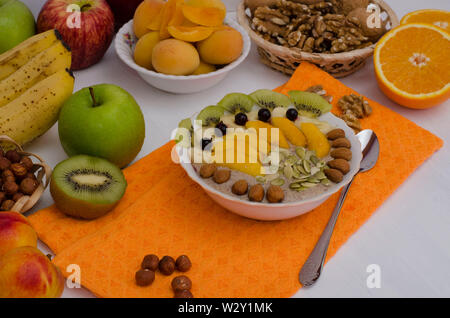 Haferbrei mit Früchten, Beeren, Nüsse, Samen. Frühstück, gesunde Ernährung, Veganismus. Stockfoto