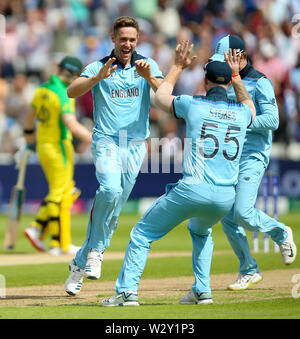 Der Engländer Chris Woakes (links) feiert die wicket der Australlia Peter Handscomb während der ICC World Cup, Halbfinale bei Edgbaston, Birmingham. Stockfoto