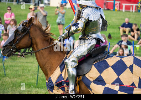 Eine mittelalterliche Ritter auf einem Pferd tragen glänzende Rüstung Stockfoto