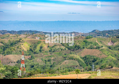 Hohe Spannung Sendemasten auf den Berg und Himmel im Khao Kho von phetchabun in Thailand. Stockfoto