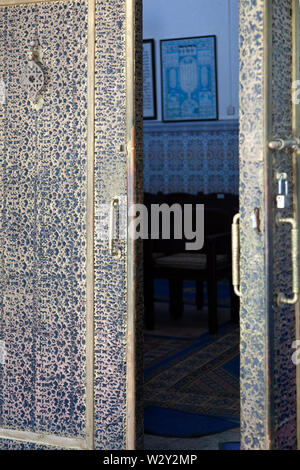 Tür-offen-Innenraum der Synagoge in historischen jüdischen Viertel von Marrakesch, Marokko Stockfoto