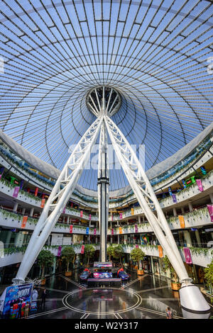 Shopping mall Khan Shatyr in Astana wird in Form von schrägen Pavillon. Das Gebäude unterstützt eine drinnen Starke stützende Struktur./Astana, Kazakhsta Stockfoto