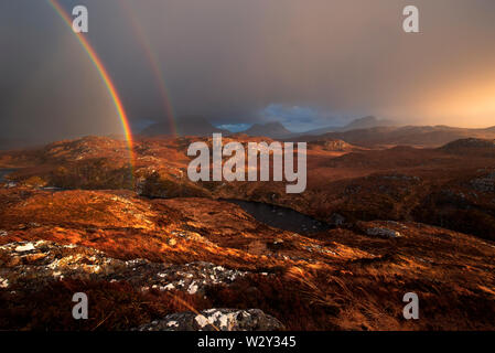 Dramatische Double Rainbow mit Blick Richtung Inverpolly Berge, Highland Schottland Stockfoto