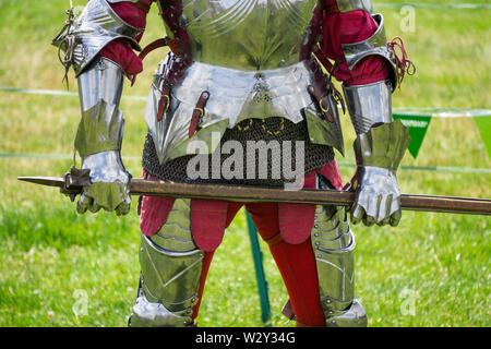 Eine mittelalterliche Ritter in amrour Holding eine Waffe Stockfoto