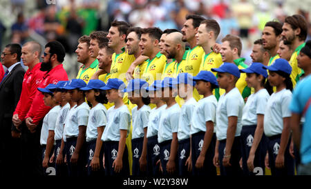 Australiens Aaron Fink (links) Während der Nationalhymne vor dem ICC World Cup, Halbfinale bei Edgbaston, Birmingham. Stockfoto