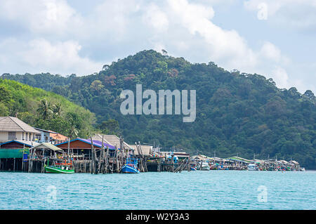 Fischerboote im Sommer Meer auf Koh Kood, trat in Thailand geparkt. Stockfoto