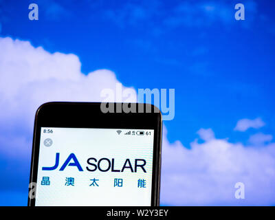 In diesem Foto, Illustration die JA Solar Holdings Co., Ltd Logo wird auf dem Smartphone angezeigt Stockfoto