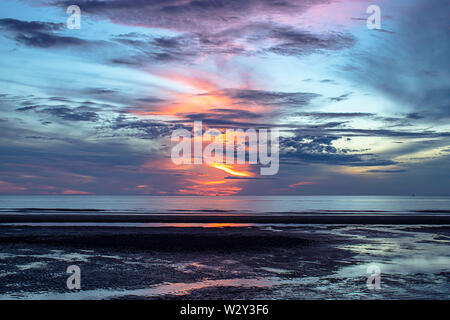 Die Morgensonne Licht in das Meer. Stockfoto