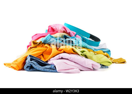 Unordentlicher Haufen von bunten Sommer Kleidung auf weißem Hintergrund. Stockfoto