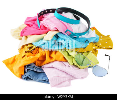 Stapel der bunten Sommer Kleidung und Accessoires. Ferienhäuser Vorbereitung Konzept. Isoliert. Stockfoto