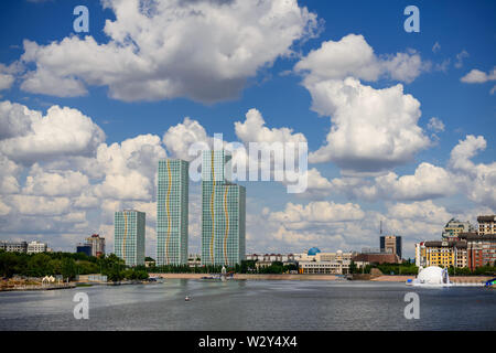 Kai des Flusses Ischim in Astana. Wohnviertel Grand Alatau in Astana/Astana/Astana, Kasachstan - Jule 5, 2014: Stockfoto