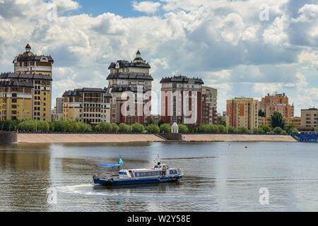 Kai des Flusses Ischim in Astana. /Astana/Astana, Kasachstan - Jule 5, 2014: Sportboote Kreuzfahrt entlang des Flusses. Stockfoto