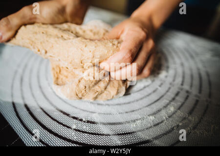 Der Teig durch weibliche Hände. Hausgemacht. Vorbereitung von Brot Stockfoto