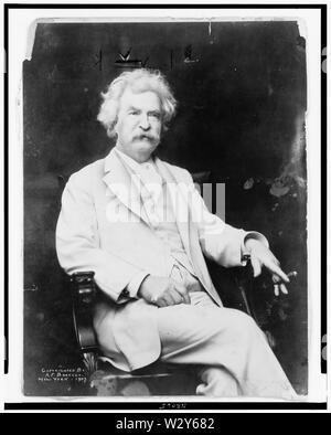 Mark Twain, drei viertel länge Porträt, Sitzen, Blick leicht nach rechts, mit Zigarre in der Hand. Stockfoto