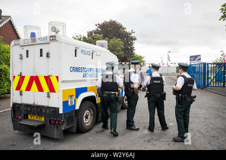 Gesichter PSNI officers' Verwischt durch PA Bild Schreibtisch. PSNI Offiziere stehen vor dem Eingang zu Avoniel Leisure Centre, wo ein 11. Nacht Lagerfeuer errichtet wurde. Belfast City Rat bekräftigt seine Entscheidung gestern zum dritten Mal Materialien aus einem Lagerfeuer Website neben dem Zentrum zu entfernen. Stockfoto