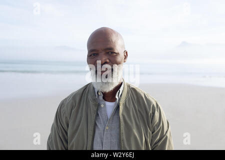 Afrikaner - Mann lächelnd am Strand Stockfoto