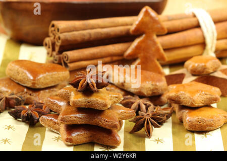 Gingerbread Cookies - Weihnachtsbaum der Sterne. Ganze Anis und Zimtstangen Stockfoto