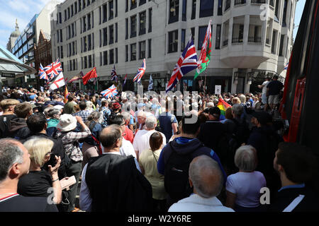 Tommy Robinson Unterstützer außerhalb des Old Bailey in London, nachdem er für neun Monate für Missachtung des Gerichts über ein Video, das er auf Facebook, die Angeklagten in einem Strafverfahren empfohlene Broadcast inhaftiert wurde. Stockfoto