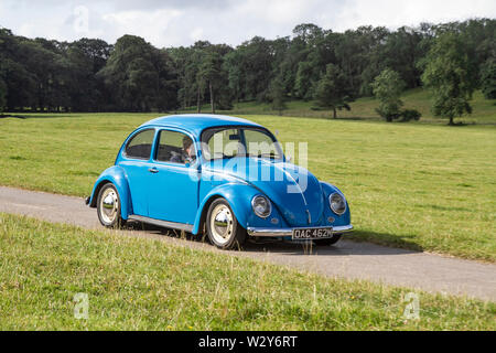 1973 70s Blue VW Volkswagen 1300 Beetle bei der Classic Car Rally, die Mark Woodwards Oldtimer-Show im Hochsommer veranstaltete, reiste nach Carnforth, um auf der diesjährigen Leighton Hall Transport Show weitere Klassiker, historics, Oldtimer-Motoren und historische Sammlerstücke zu präsentieren. Eine Gelegenheit, mehr als 500 Oldtimer vergangener Zeiten bei einer der umfangreichsten und vielfältigsten Shows des Sommer-Oldtimer-Events zu sehen. Stockfoto