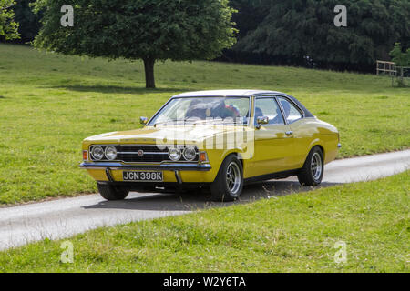 2000 Ford Cortina 2000 GT; Vintage classic restaurierte Fahrzeuge bei Leighton Hall car Festival in Carnforth, Lancaster, UK erscheinen Stockfoto