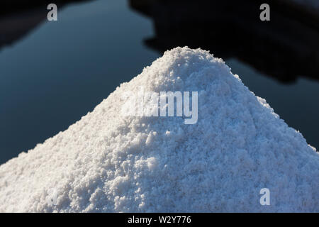 Stapel der Rohstoff Salz in Salinas Naturais de Rio Maior Stockfoto