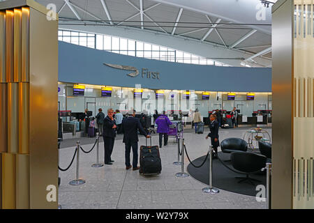 HEATHROW, ENGLAND-19 MAI 2019 - First Class Premium Check-in für British Airways (BA) im Terminal 5 am Flughafen London Heathrow (LHR) in der Nähe von Stockfoto