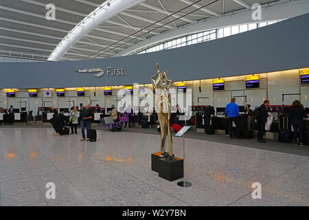 HEATHROW, ENGLAND-19 MAI 2019 - First Class Premium Check-in für British Airways (BA) im Terminal 5 am Flughafen London Heathrow (LHR) in der Nähe von Stockfoto