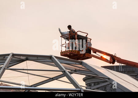 Mann rangieren ein Kran über ein Bauwerk Stockfoto