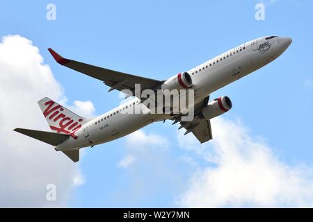 Boeing 737-800 VH-Vur der Jungfrau Australien, nachdem es vom Flughafen Perth, Western Australia klettern Stockfoto