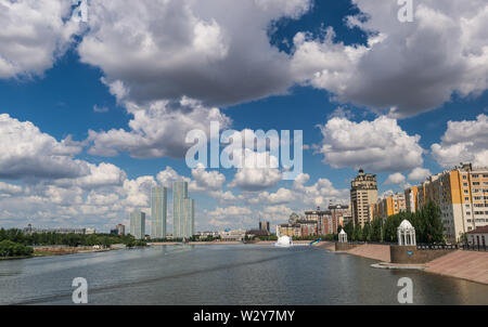 Kai des Flusses Ischim in Astana. /Astana, Kasachstan - Jule 5, 2014: Wohnviertel Grand Alatau in Astana. Kasachstan Stockfoto