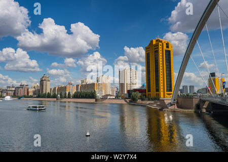 Kai des Flusses Ischim in Astana. Brücke'' (Karaotkel Ramstore). /Astana/Astana, Kasachstan - Jule 5, 2014: Sportboote Kreuzfahrt entlang des Flusses. Stockfoto