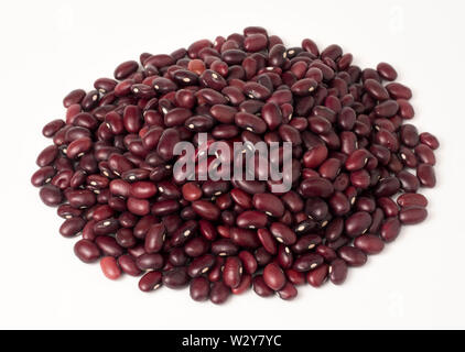 Rote Bohnen auf weißem Hintergrund. Stockfoto