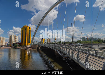 Zentrum der Hauptstadt von Kasachstan - Astana./Astana/Astana, Kasachstan - Jule 5, 2014: Kai des Flusses Ischim in Astana. Brücke'' (Karaotkel Ramstore). Stockfoto