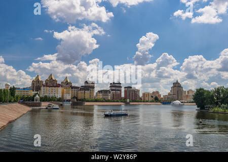 Kai des Flusses Ischim in Astana. /Astana, Kasachstan - Jule 5, 2014: Sportboote Kreuzfahrt entlang des Flusses. Stockfoto