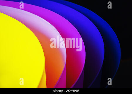 Trendy neon grün Hintergrund von einem Bogen aus Pappe in verschiedenen Farben. Stockfoto