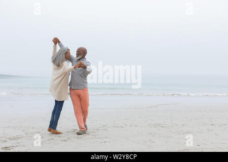 Paar tanzen am Strand Stockfoto