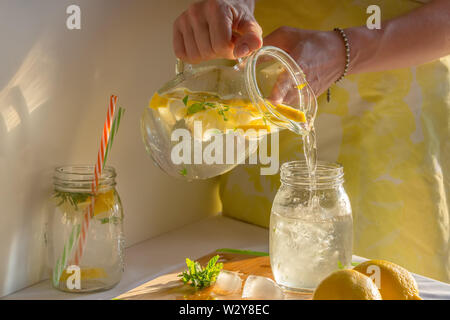 Frische hausgemachte Limonade, in ein Glas gießen, Detox, Hand Stockfoto