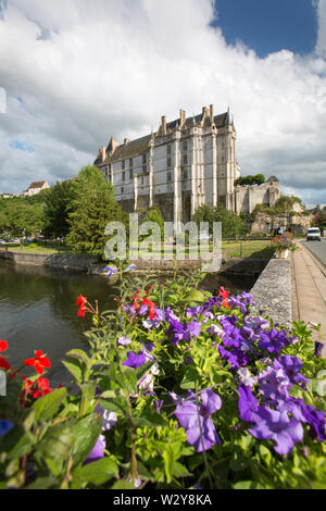 Chateaudun, Frankreich. Sommer malerischen Blick auf den Fluss Loir, mit Chateau de Chateaudun im Hintergrund. Stockfoto