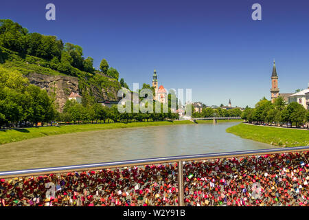 Schöne Aussicht von der berühmten Brücke "akartsteg" an Salzach Salzburg, Österreich Stockfoto