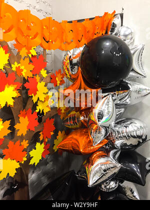 Top viev gelbe Geister Kürbisse mit bunten Blätter im Herbst, Silber und Schwarz Spielzeug, halloween Konzept Stockfoto