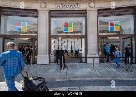 London, Großbritannien. 11. Juli, 2019. Die neue Microsoft Flagship Store öffnet in Oxford Circus, London. Credit: Guy Bell/Alamy leben Nachrichten Stockfoto