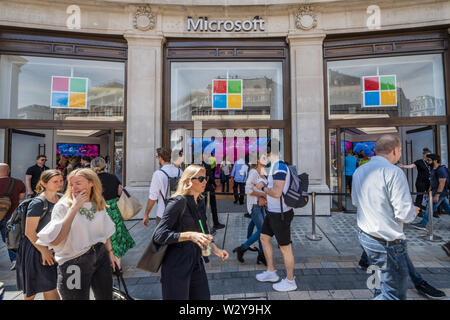 London, Großbritannien. 11. Juli, 2019. Die neue Microsoft Flagship Store öffnet in Oxford Circus, London. Credit: Guy Bell/Alamy leben Nachrichten Stockfoto