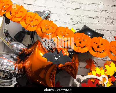 Top viev gelbe Geister Kürbisse mit bunten Blätter im Herbst, Silber und Schwarz Spielzeug, halloween Konzept Stockfoto