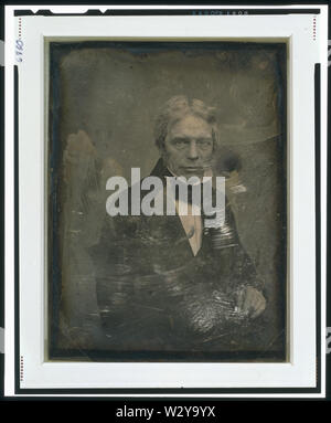 [Michael Faraday, Brustbild]; englisch: [Michael Faraday, Brustbild, drei Viertel auf der rechten Seite, im Stuhl sitzen, Hand ruht auf Tabelle] Stockfoto