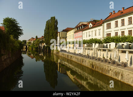 Fluss Ljubljanica und Gebäude im Zentrum von Ljubljana, Slowenien Stockfoto